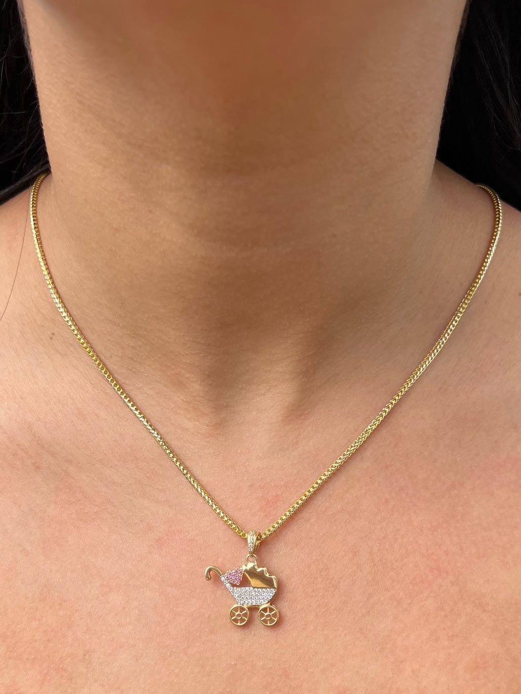 Dije coche de bebe con swarovski 2.85gr / Largo 2.5cm — Oro Amarillo
