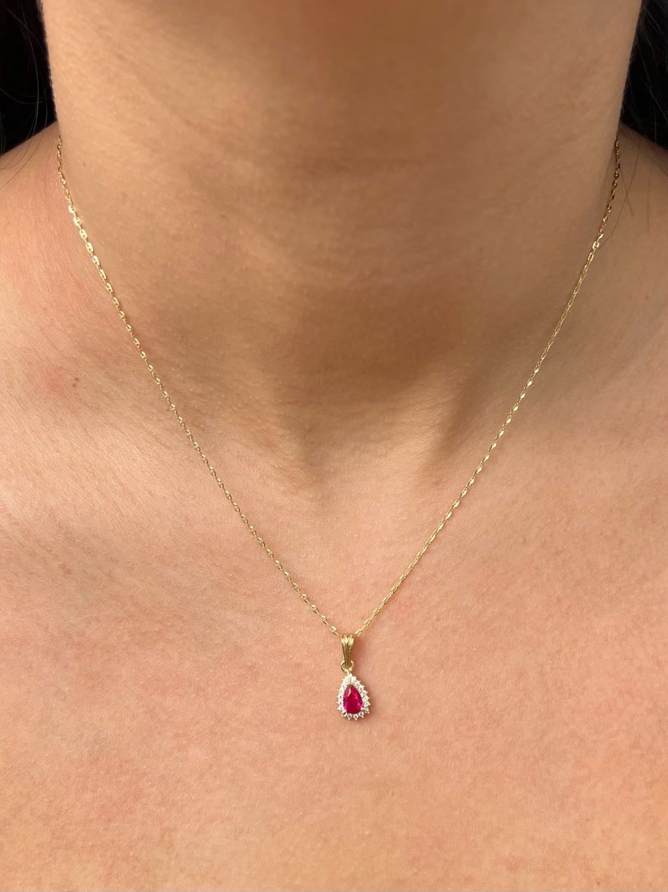 Dije gota con swarovski fucsia y blanco 1.05gr / Largo 1.7cm / Oro Amarillo Nac P