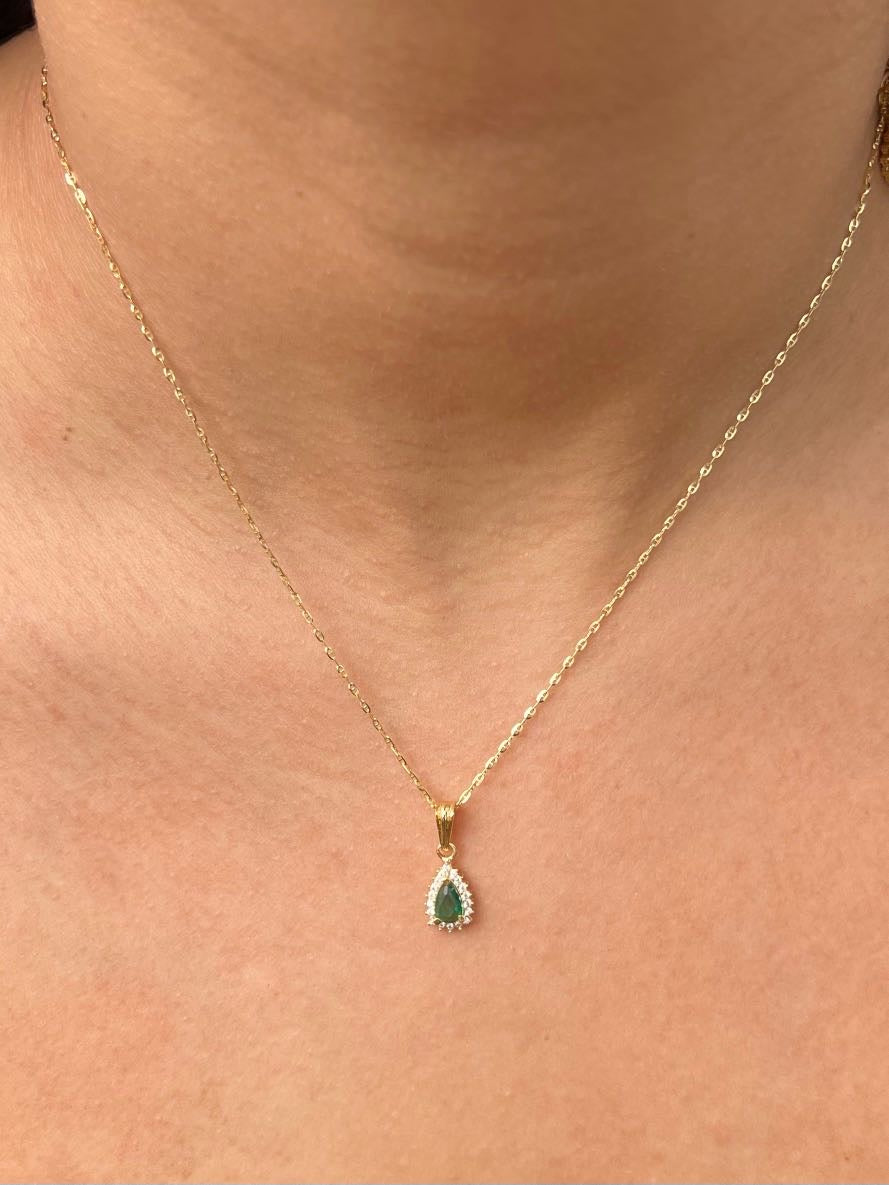 Dije con swarovski verde y blanco 1gr / Largo 1.7cm / Oro Amarillo Nac P