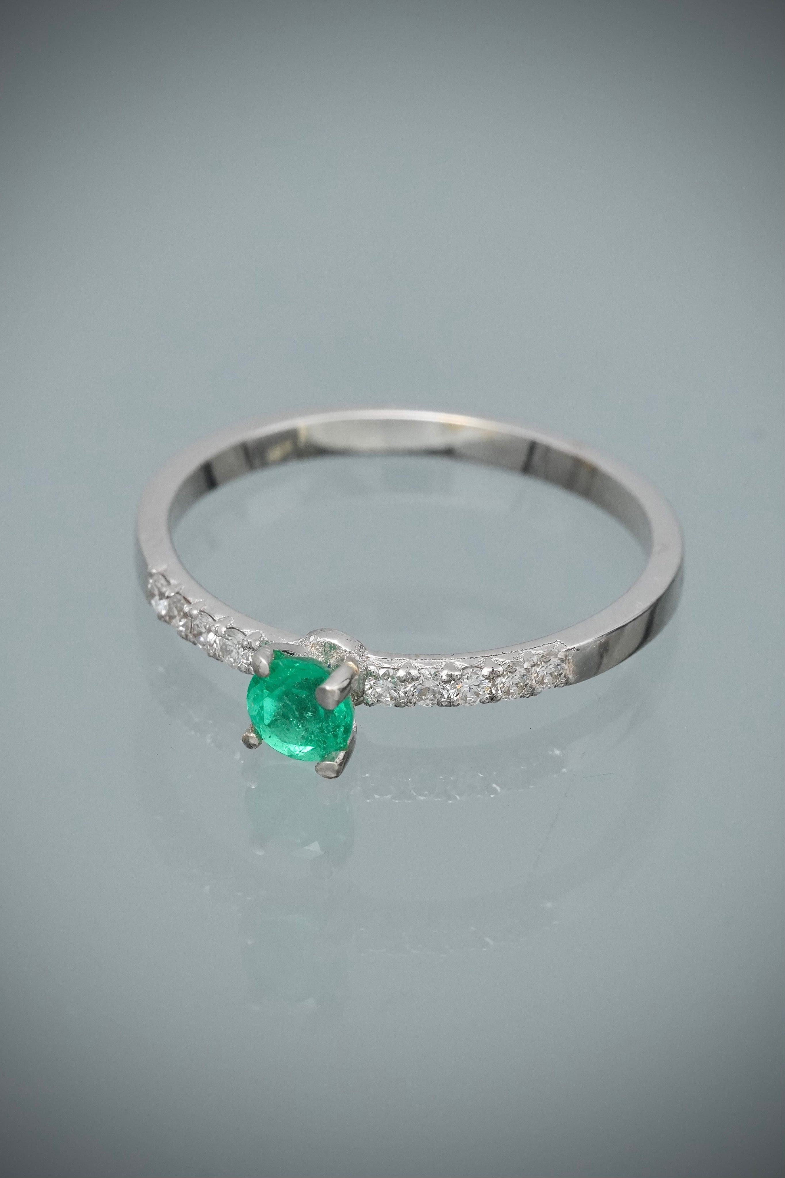 Solitario con 30pts de esmeralda y 15pts de diamantes 2.15gr / TALLA 8 / Oro Blanco (Joya) B