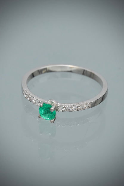 Solitario con 30pts de esmeralda y 15pts de diamantes 2.15gr / TALLA 8 / Oro Blanco (Joya) B