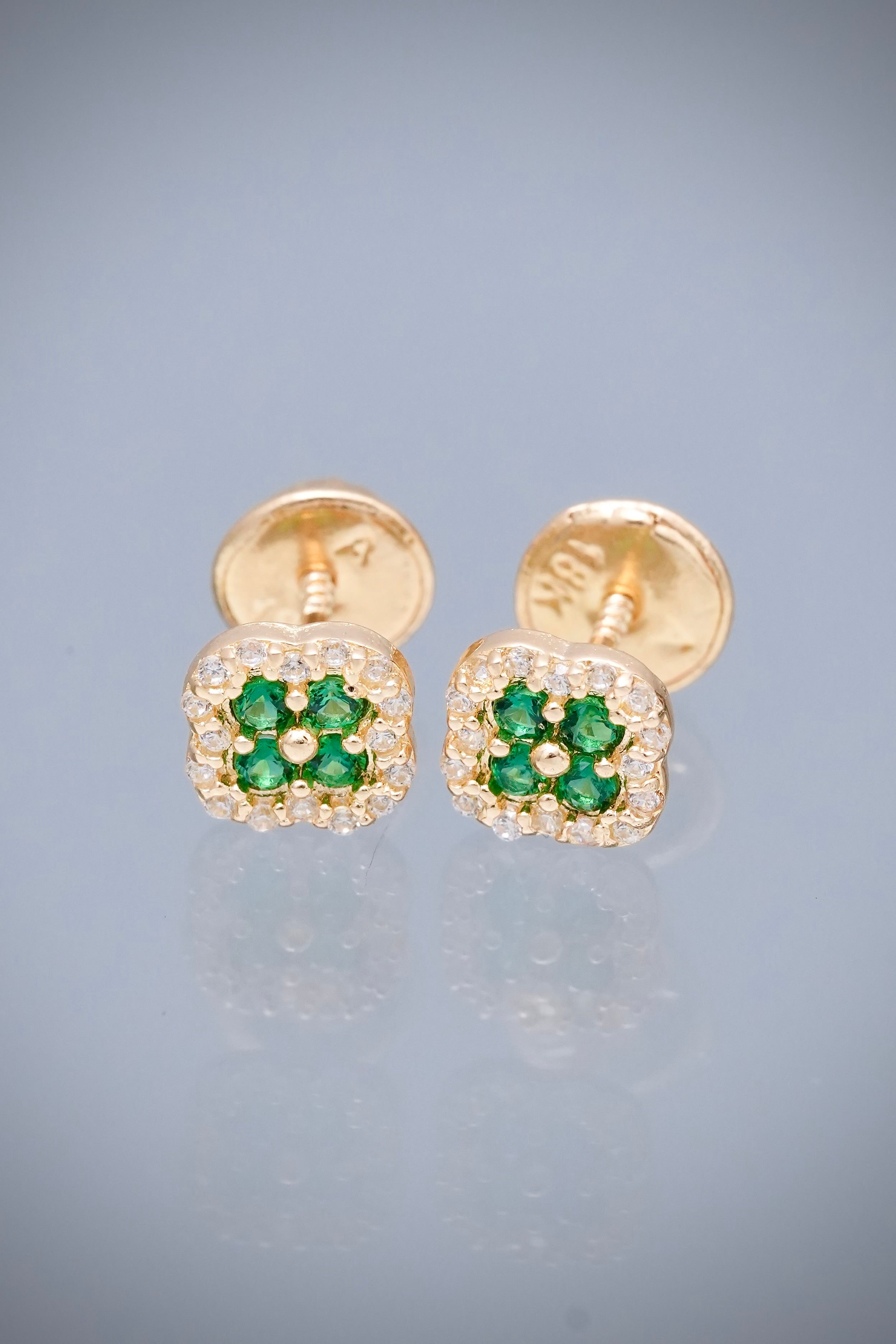 Topos flor con swarovski verde y blanco 0.95gr / Largo 0.5cm — Oro Amarillo