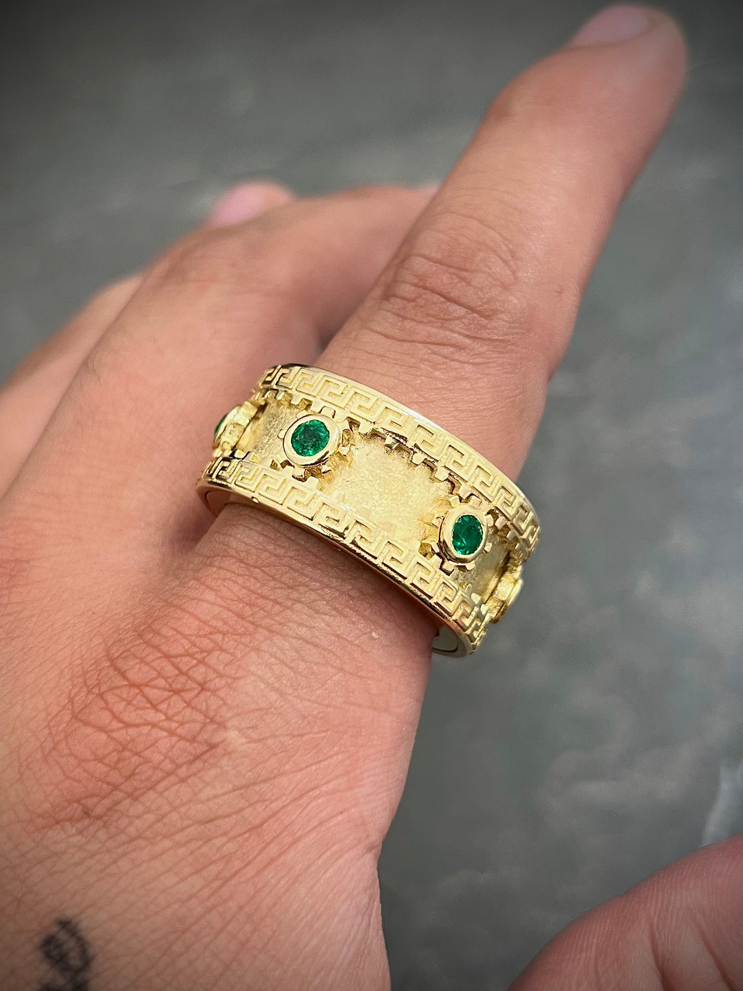 Anillo mecanico con 89pts de esmeraldas 38.1gr / Talla 12 — Oro Amarillo
