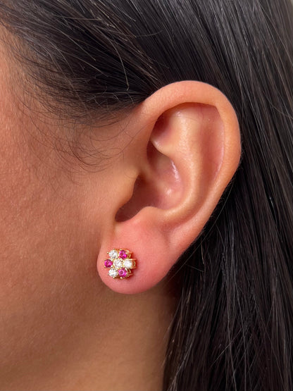 Topos flor con swarovski fucsia y blanco 5.1gr / Largo 0.8cm — Oro Amarillo