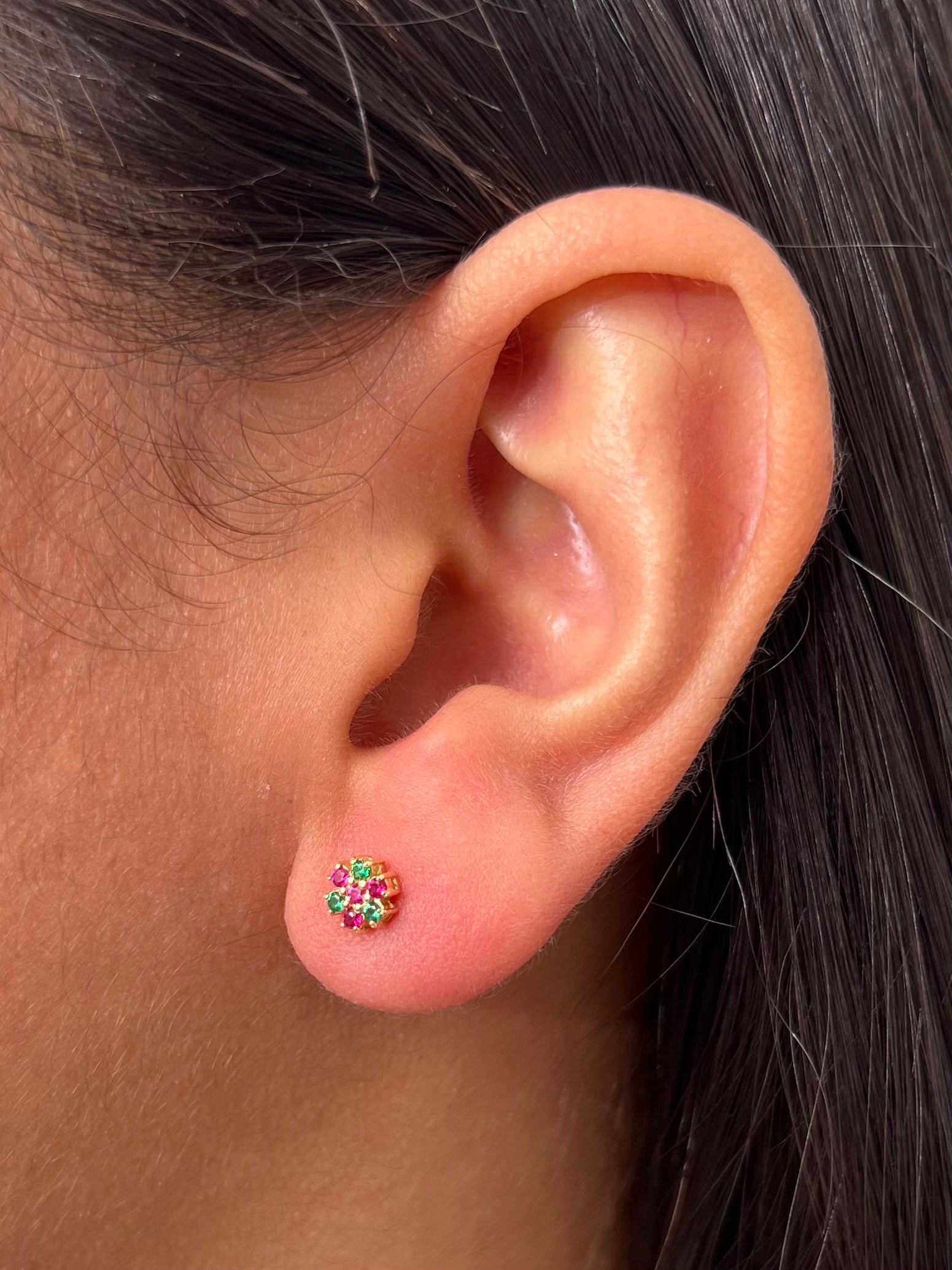 Topos flor con swarovski fucsia y verde 1.6gr / Largo 0.5cm / Oro Amarillo Nac M