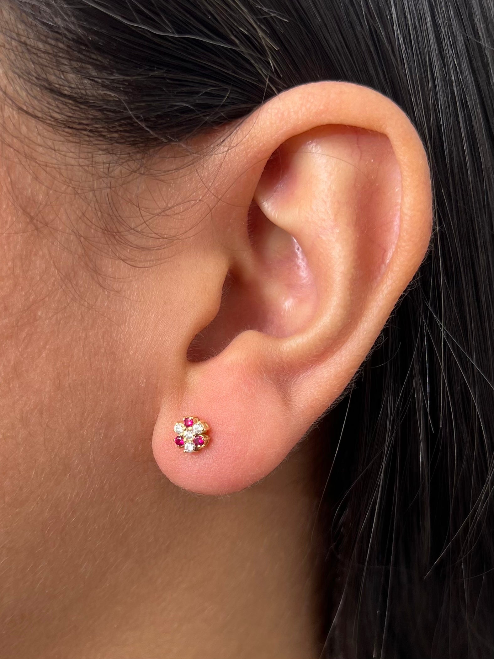 Topos flor con swarovski fucsia y blanco 1.55gr / Largo 0.5cm — Oro Amarillo