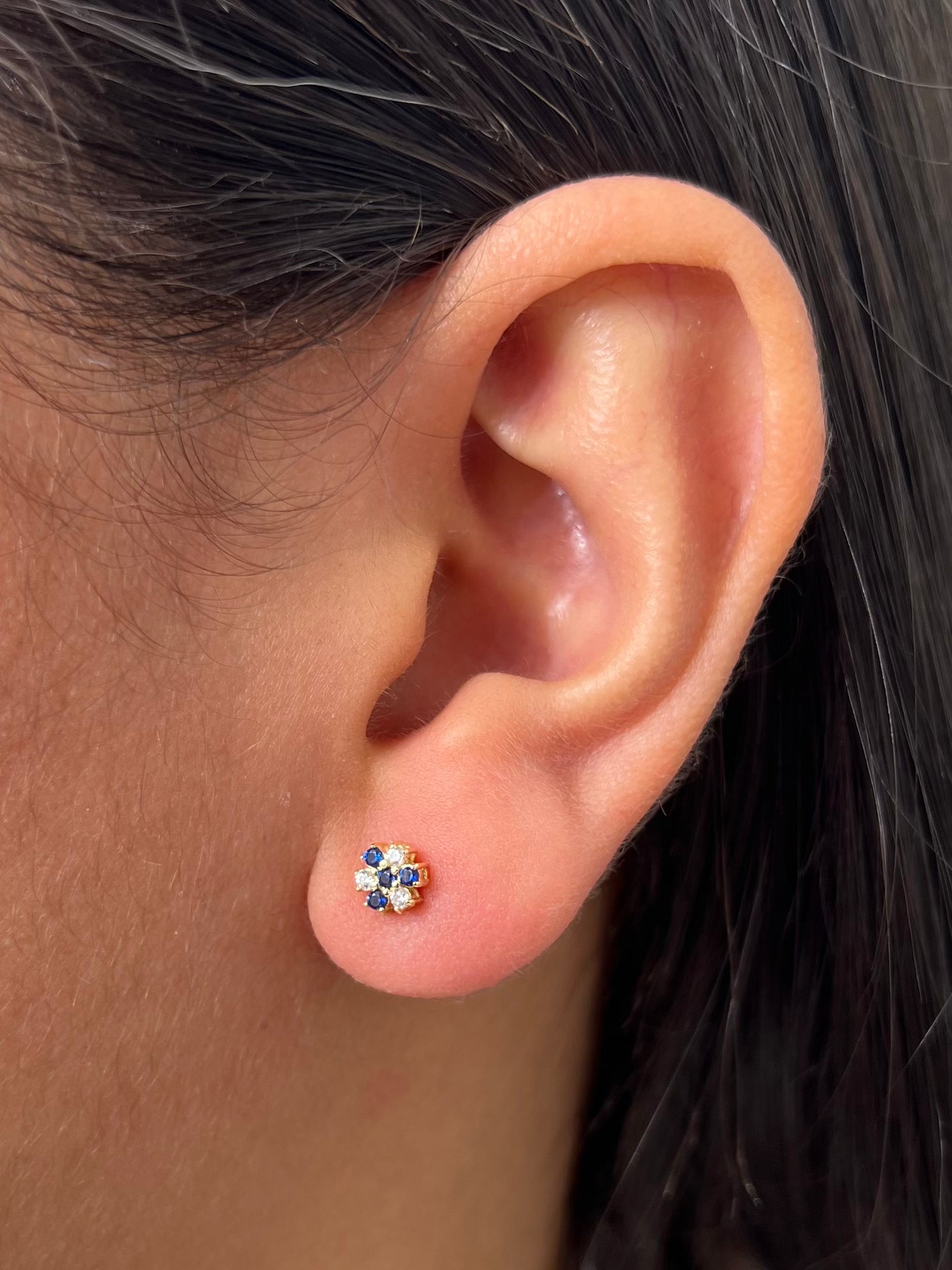 Topos flor con swarovski azul y blanco 1.55gr / Largo 0.5cm — Oro Amarillo