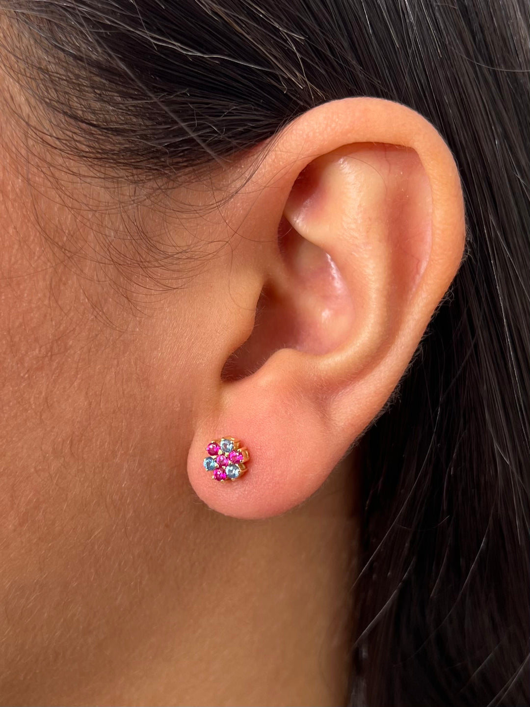 Topos flor con swarovski fucsia y azul 2.2gr / Largo 0.6cm — Oro Amarillo