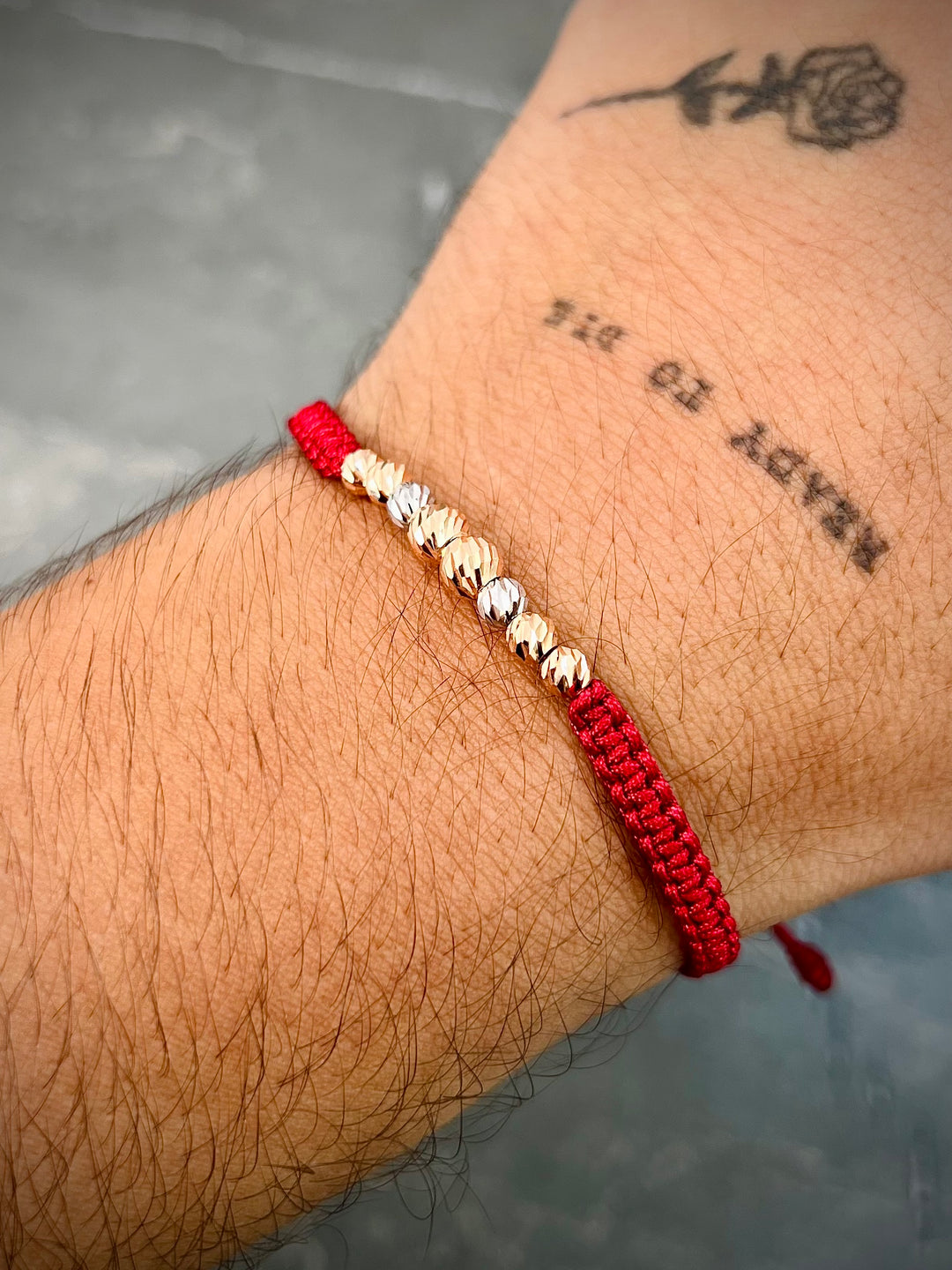Pulsera en hilo vino tinto con bolas diamantadas 0.75gr — Dos Oros