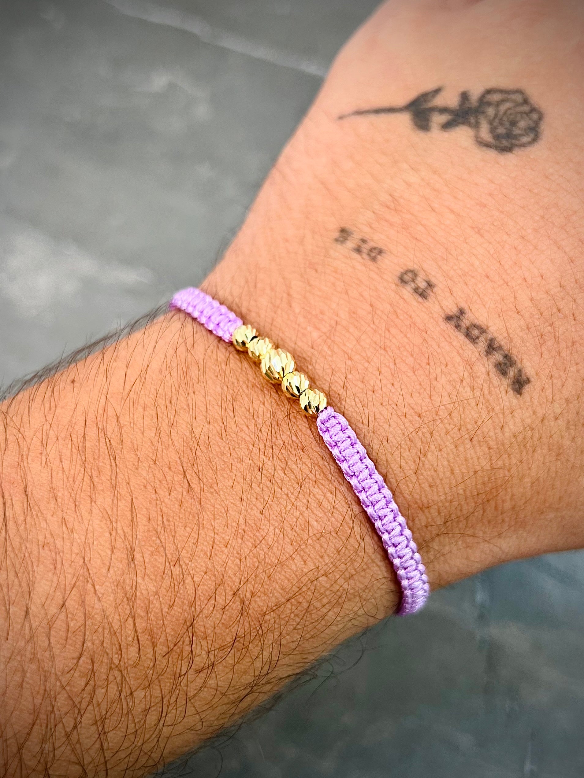 Pulsera en hilo morado con bolas diamantadas 0.45gr / Oro Amarillo (Joya) M