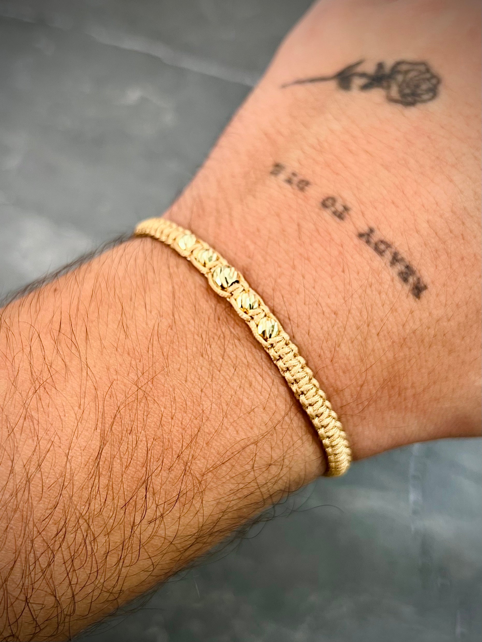 Pulsera en hilo beige con bolas diamantadas 0.45gr / Oro Amarillo (Joya) M
