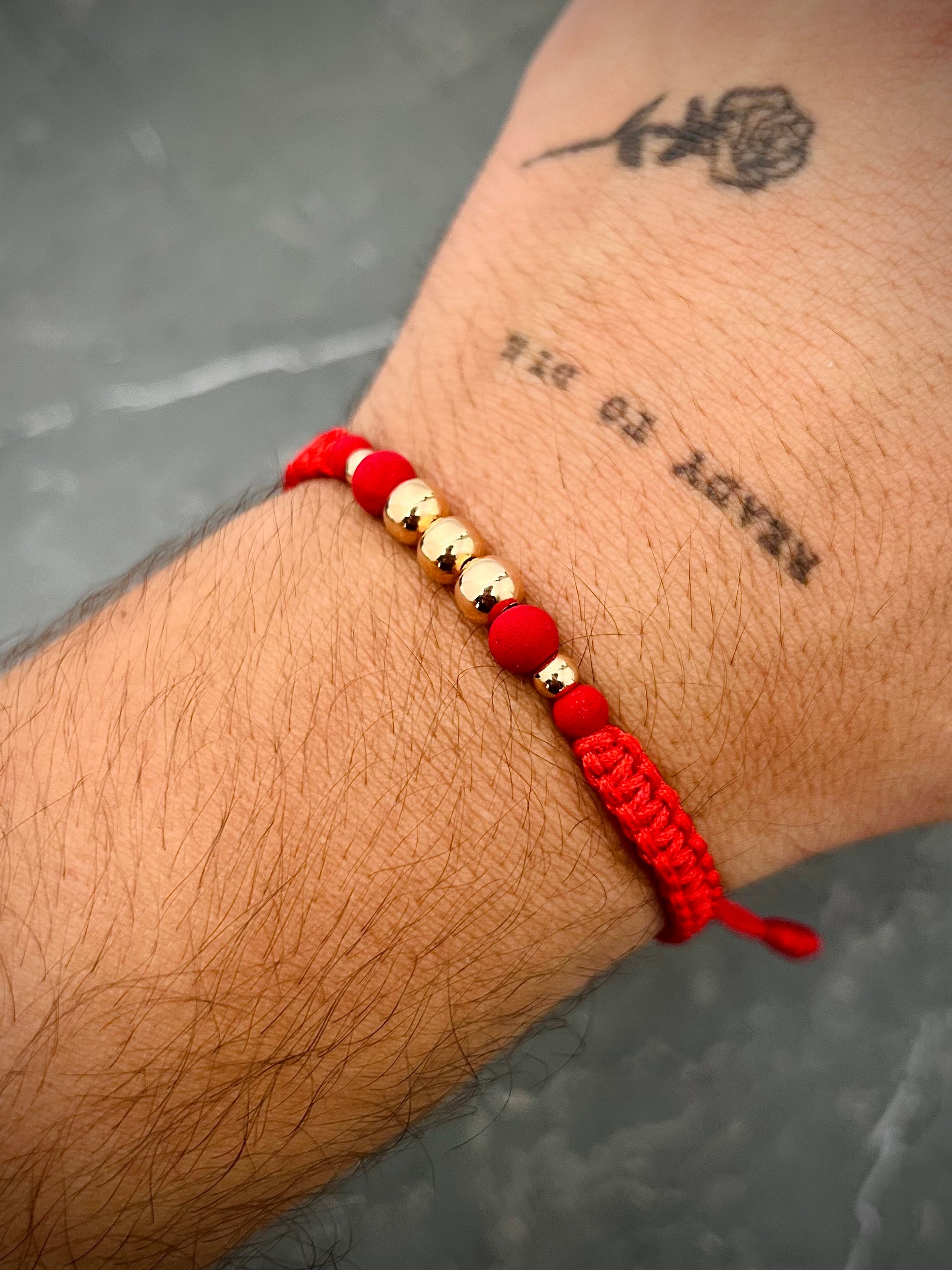 Pulsera en hilo rojo con bolas lisas 0.75gr / Oro Amarillo (Joya) M
