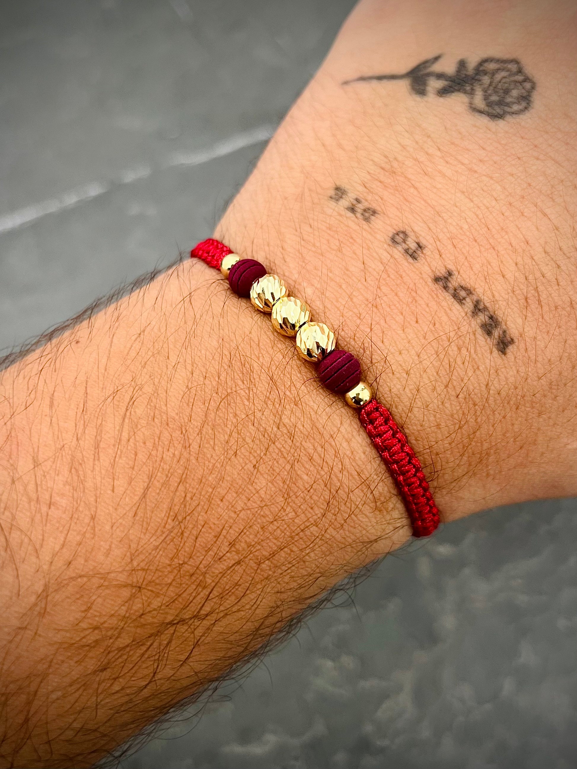 Pulsera en hilo vino tinto con bolas diamantadas y lisas 0.75gr / Oro Amarillo (Joya) M