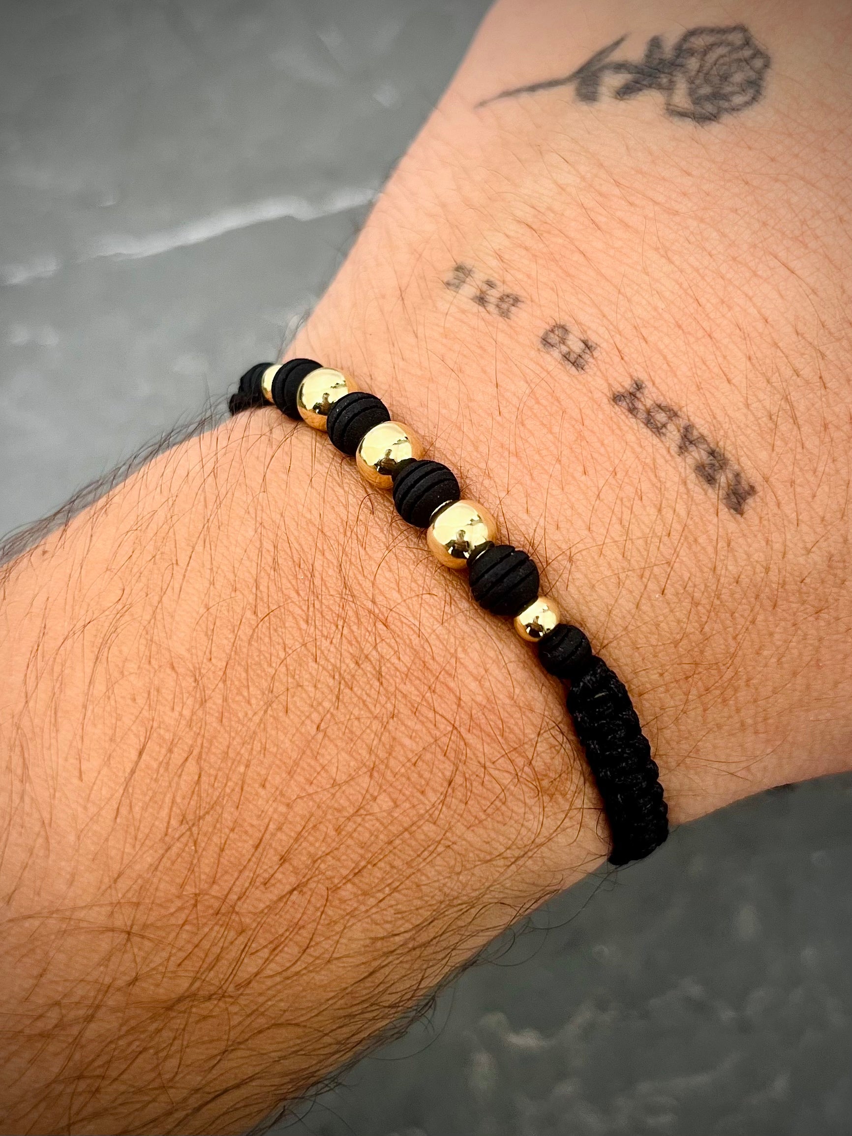 Pulsera en hilo negro con bolas lisas 0.75gr — Oro Amarillo