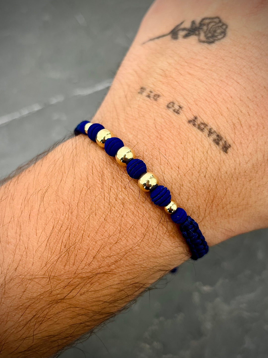 Pulsera en hilo azul con bolas lisas 0.75gr — Oro Amarillo