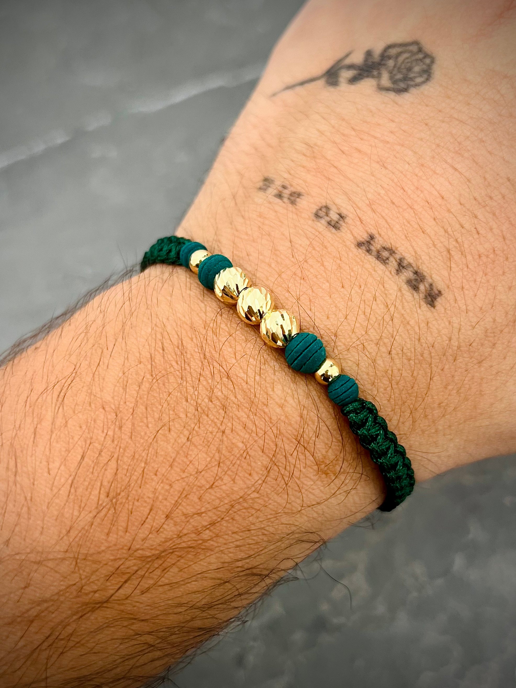 Pulsera en hilo verde bolas diamantadas y lisas 0.75gr — Oro Amarillo