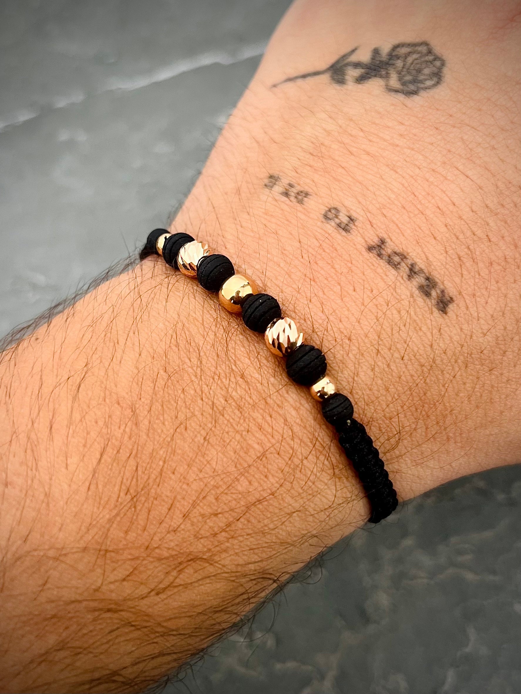 Pulsera en hilo negro con bolas diamantadas y lisas 0.75gr / Oro Rosado (Joya) M