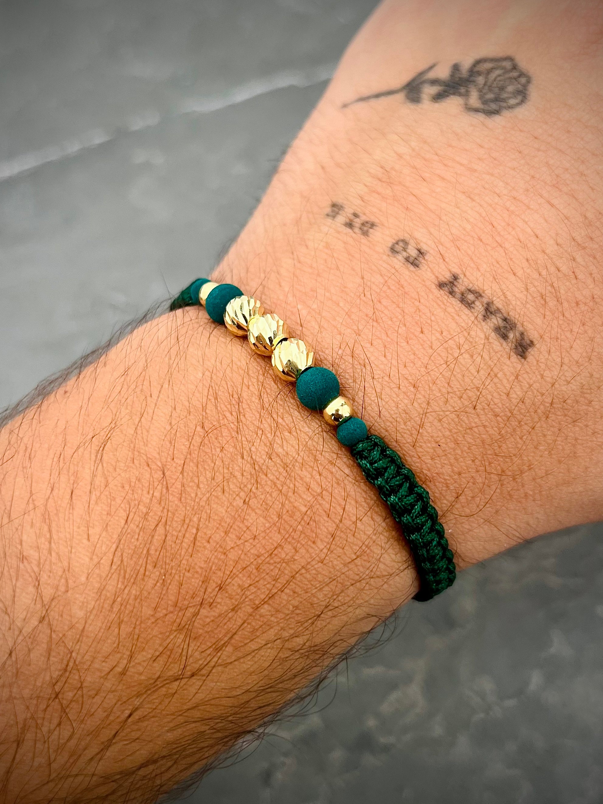 Pulsera hilo verde con bolas diamantadas y lisas 0.75gr / Oro Amarillo (Joya) M