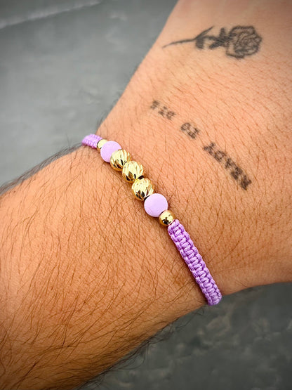 Pulsera en hilo morado con bolas diamantadas y lisas 0.75gr — Oro Amarillo