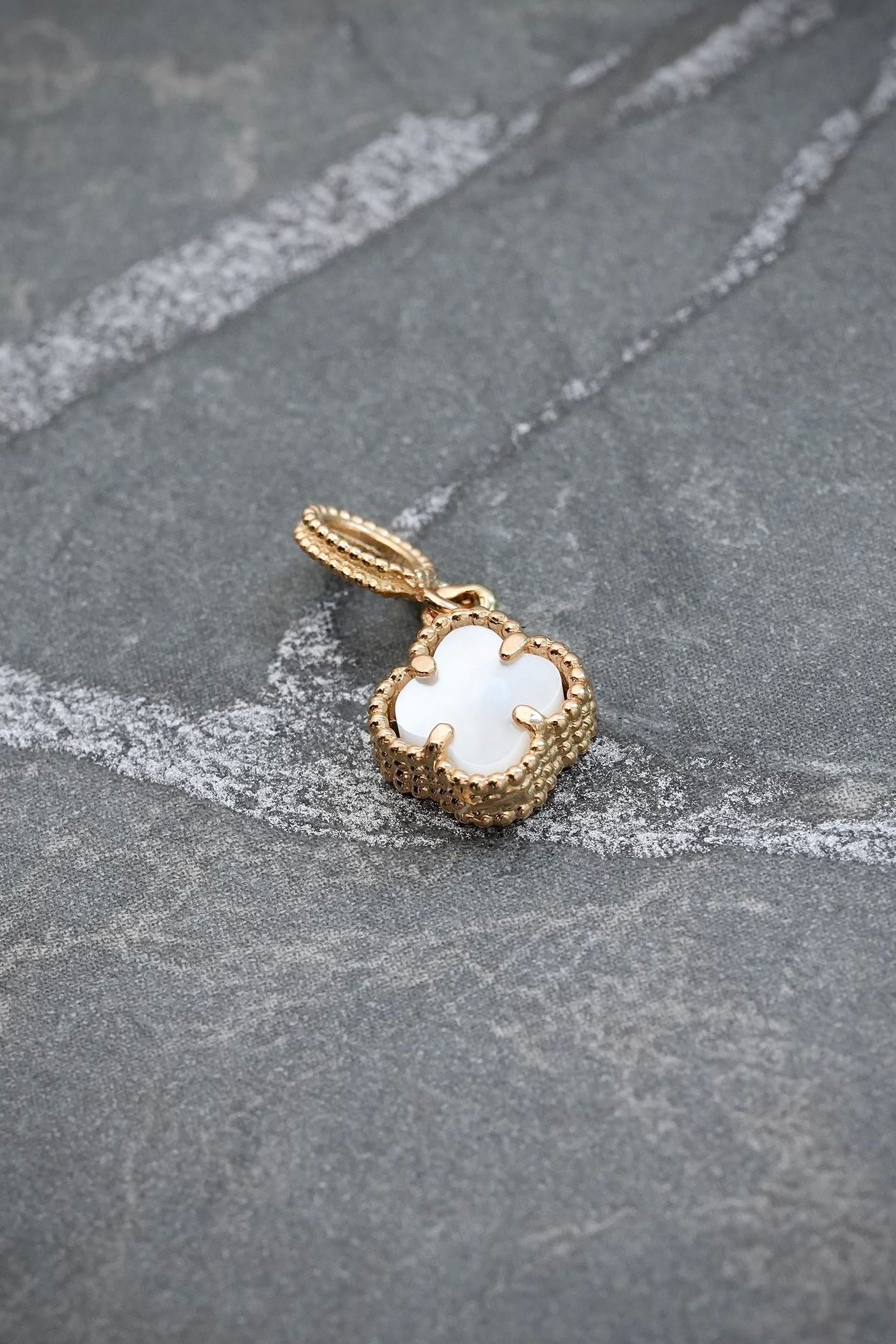 Dije lucky clover piedra blanca 0.8gr / Largo 1.5cm / Oro Amarillo Nac M