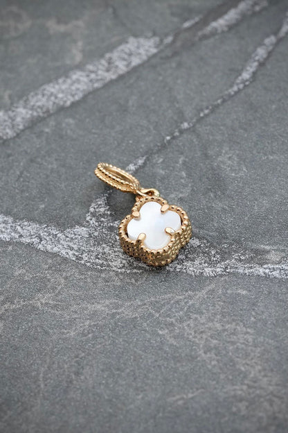 Dije lucky clover piedra blanca 0.8gr / Largo 1.5cm — Oro Amarillo