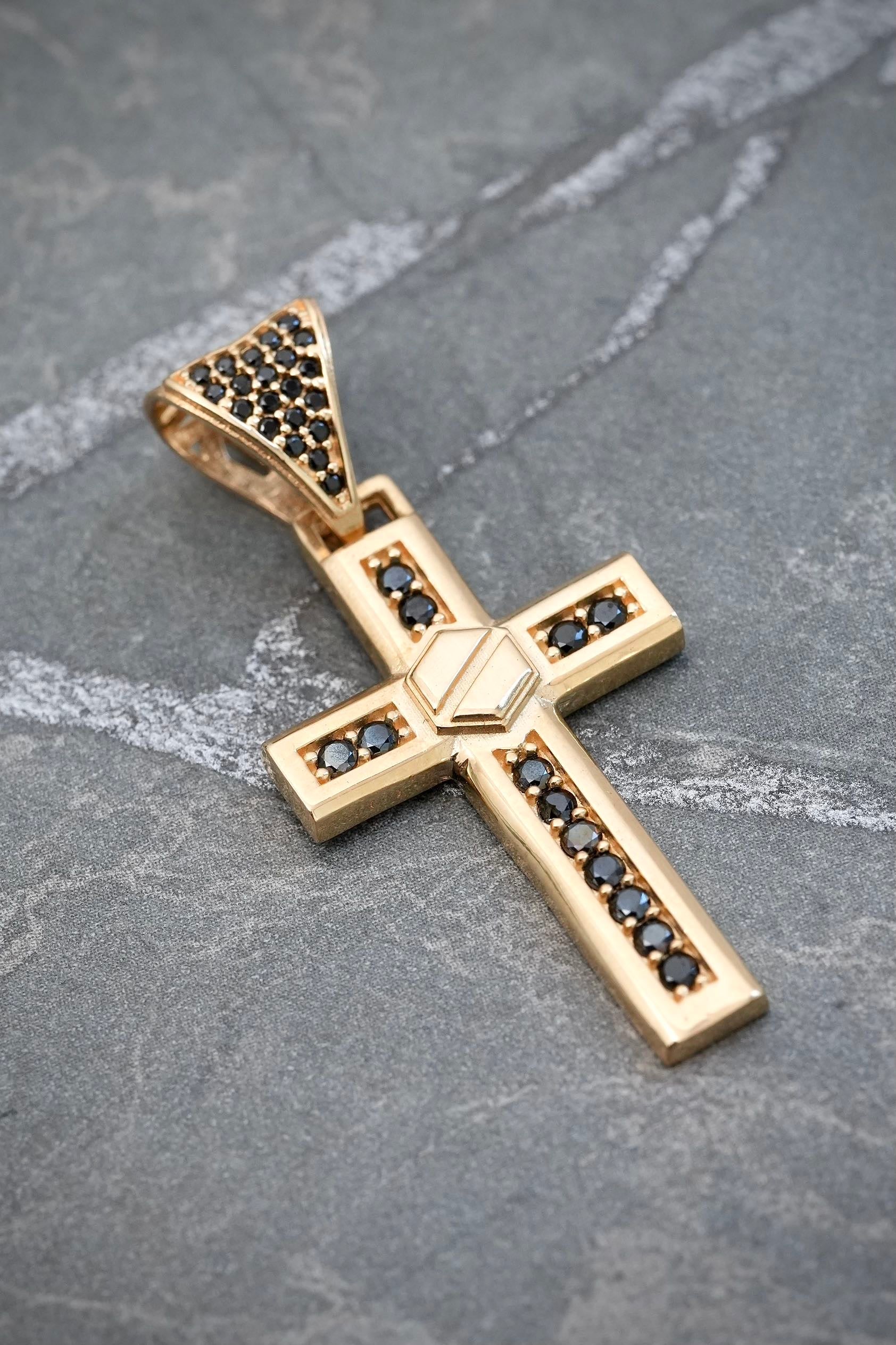 Dije cruz con swarovski negro 4.4gr / Largo 4cm — Oro Amarillo