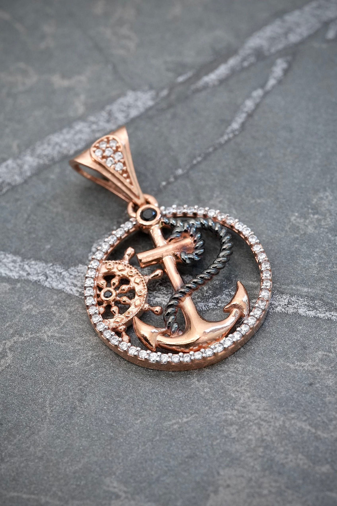 Dije ancla y timon con swarovski blanco 4.3gr / Largo 3.1cm — Oro Rosado