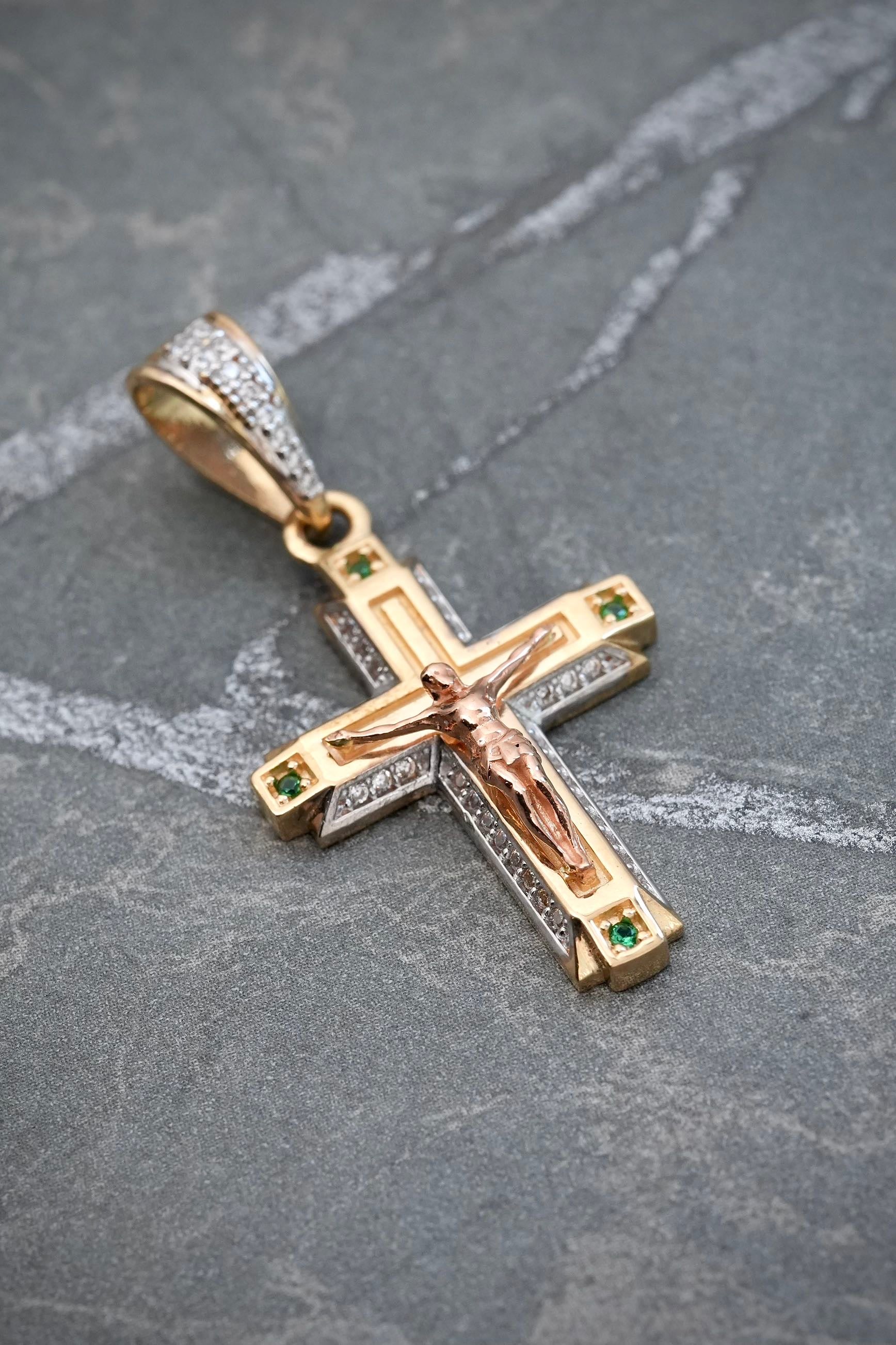 Dije cruz con cristo y swarovski blanco y verde 4.9gr / Largo 3.8cm — Oro Amarillo