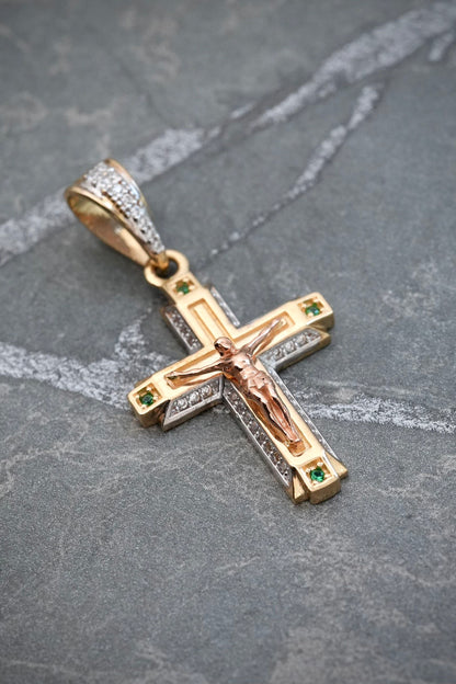 Dije cruz con cristo y swarovski blanco y verde 4.9gr / Largo 3.8cm — Oro Amarillo