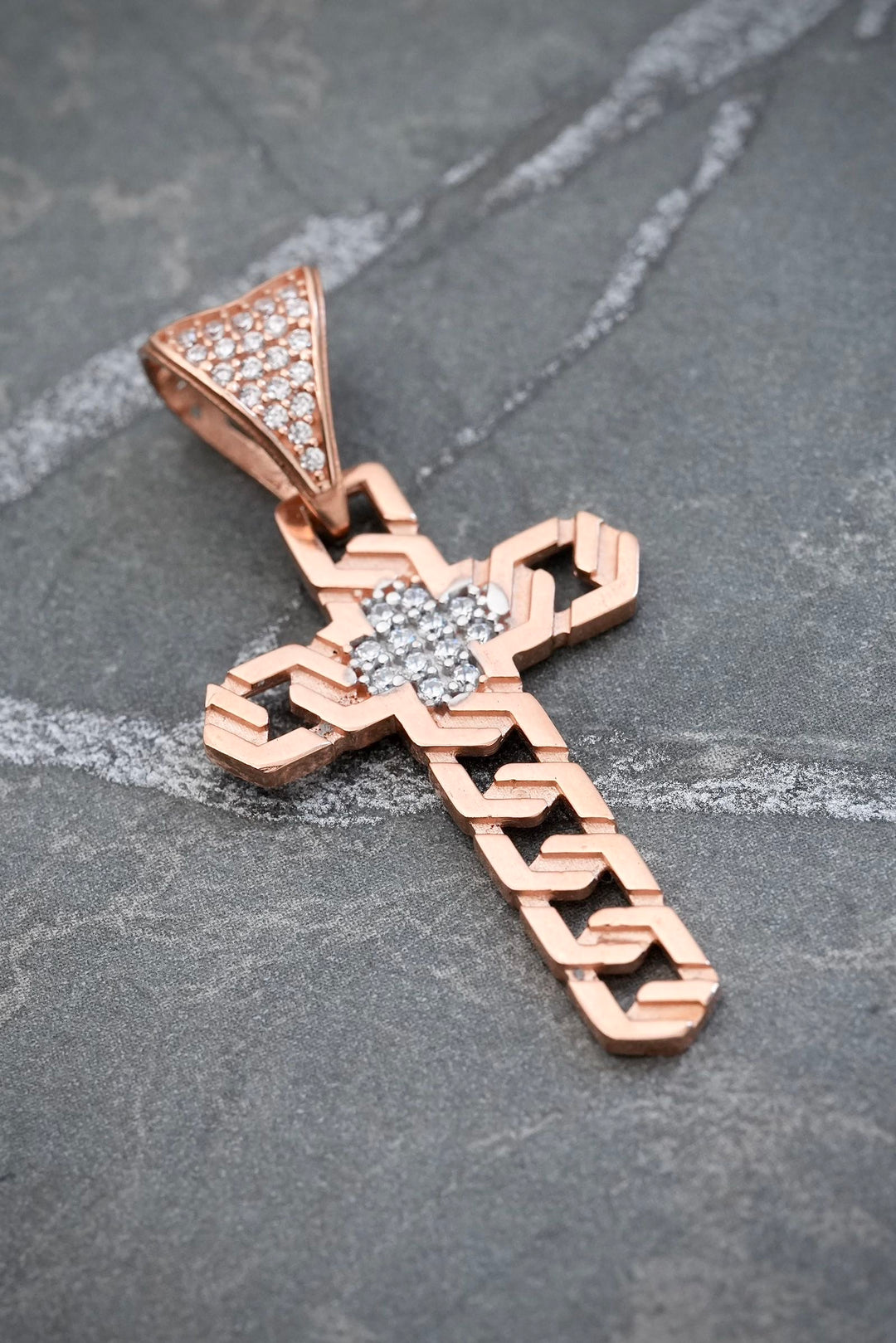 Dije cruz con swarovski blanco 3.35gr / Largo 4cm — Oro Rosado