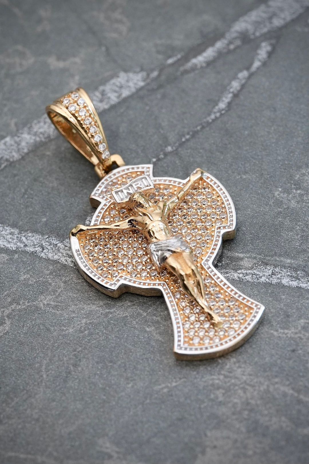 Dije cruz con cristo y swarovski blanco 7.15gr / Largo 4cm — Oro Amarillo