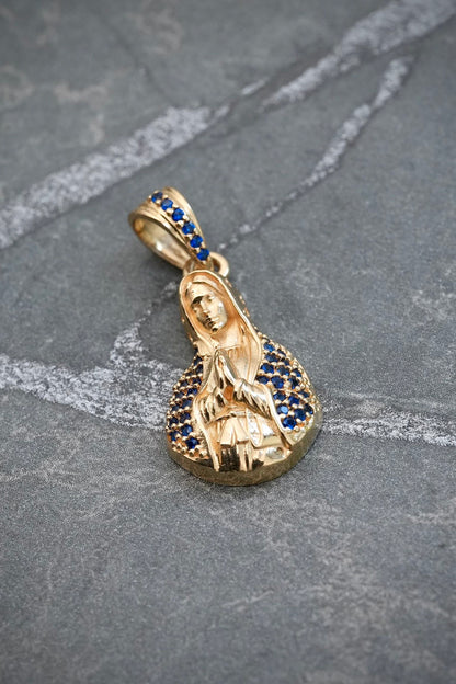 Dije virgen maria con swarovski azul 2.9gr / Largo 2.6cm — Oro Amarillo