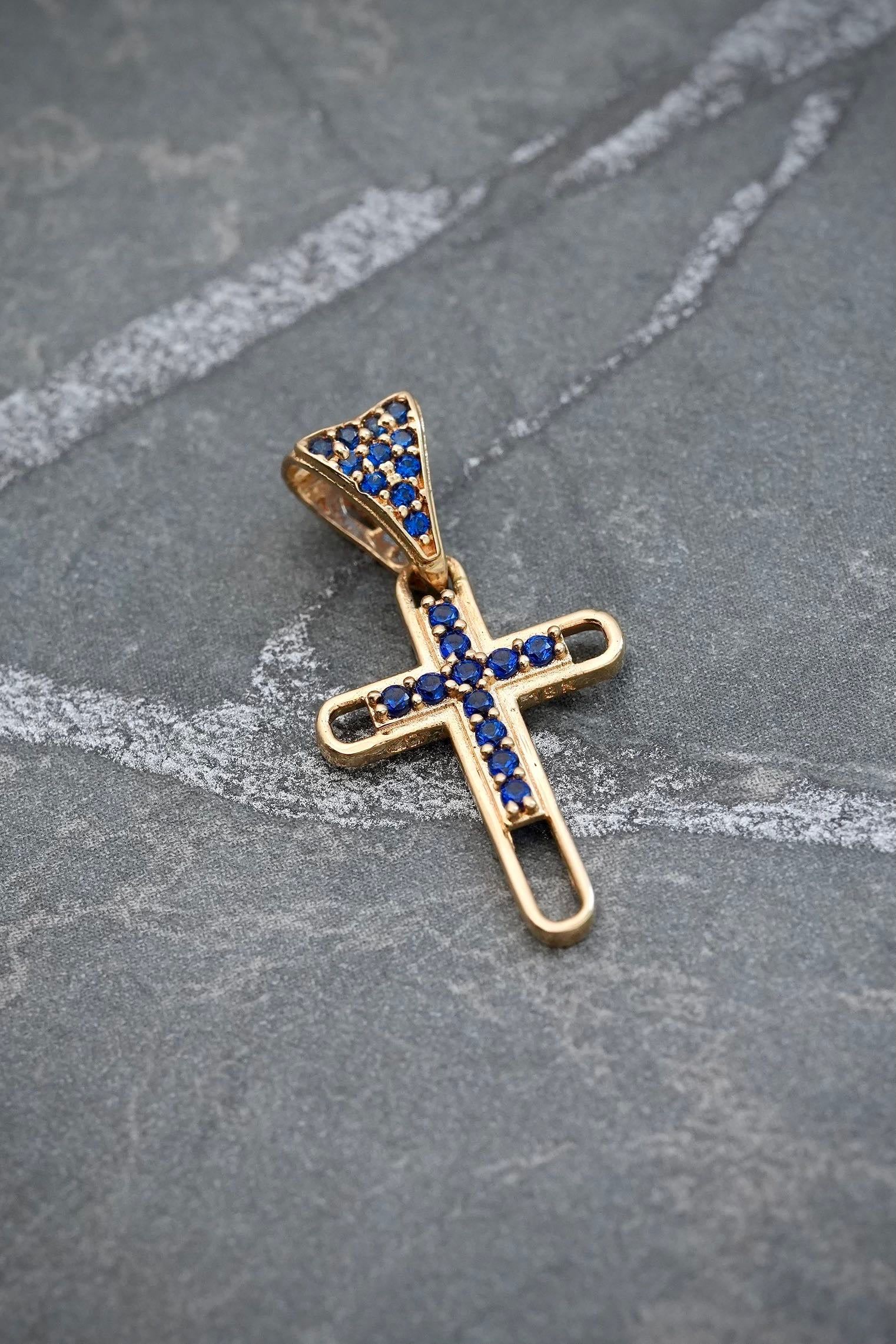Dije cruz con swarovski azul 1.15gr / Largo 2.3cm / Oro Amarillo Nac M