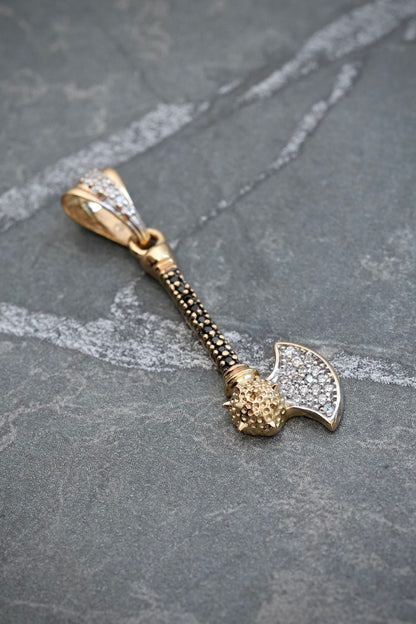 Dije hacha con swarovski blanco y negro 2.1gr / Largo 3.5cm / Oro Amarillo Nac M