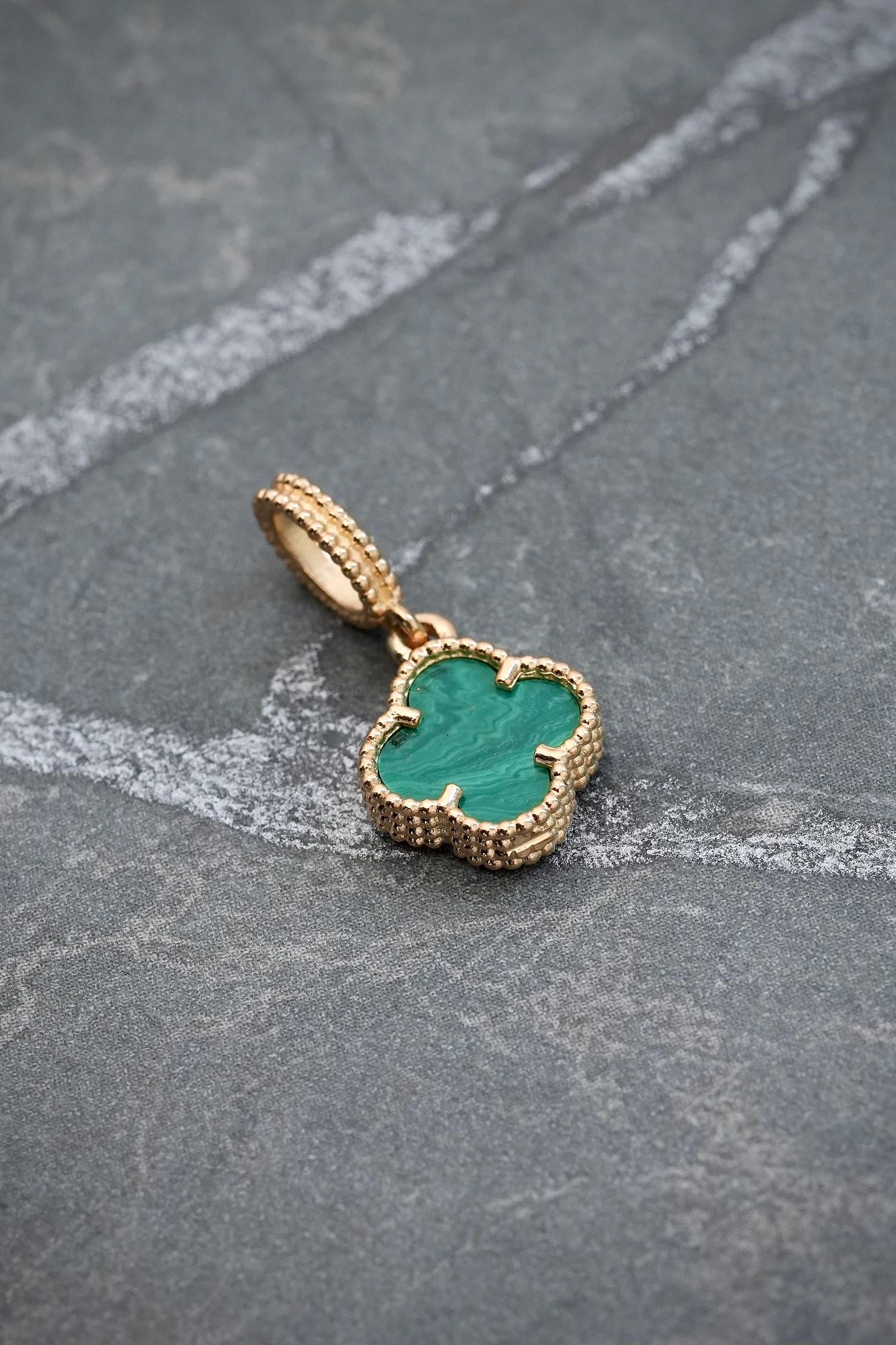 Dije lucky clover piedra verde 1.3gr / Largo 1.9cm / Oro Amarillo Nac M