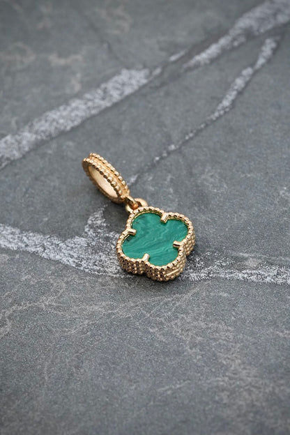 Dije lucky clover piedra verde 1.3gr / Largo 1.9cm — Oro Amarillo