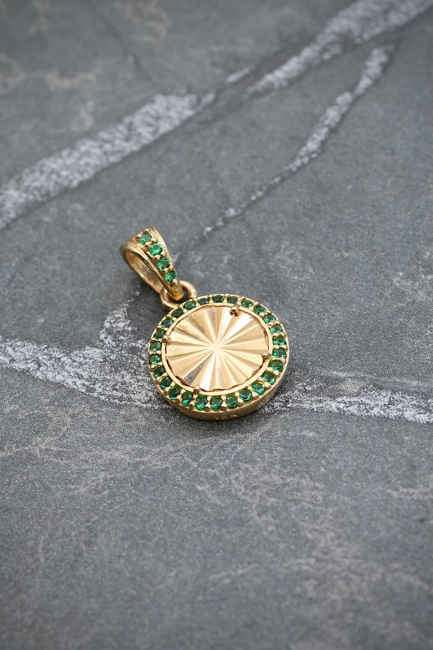 Dije diamantado con swarovski verde 1.55gr / Largo 1.8cm / Oro Amarillo Nac M