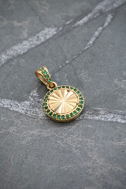 Dije diamantado con swarovski verde 1.55gr / Largo 1.8cm / Oro Amarillo Nac M