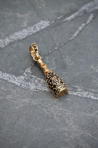 Dije botella con swarovski negro 1.45gr / Largo 2.3cm — Oro Amarillo