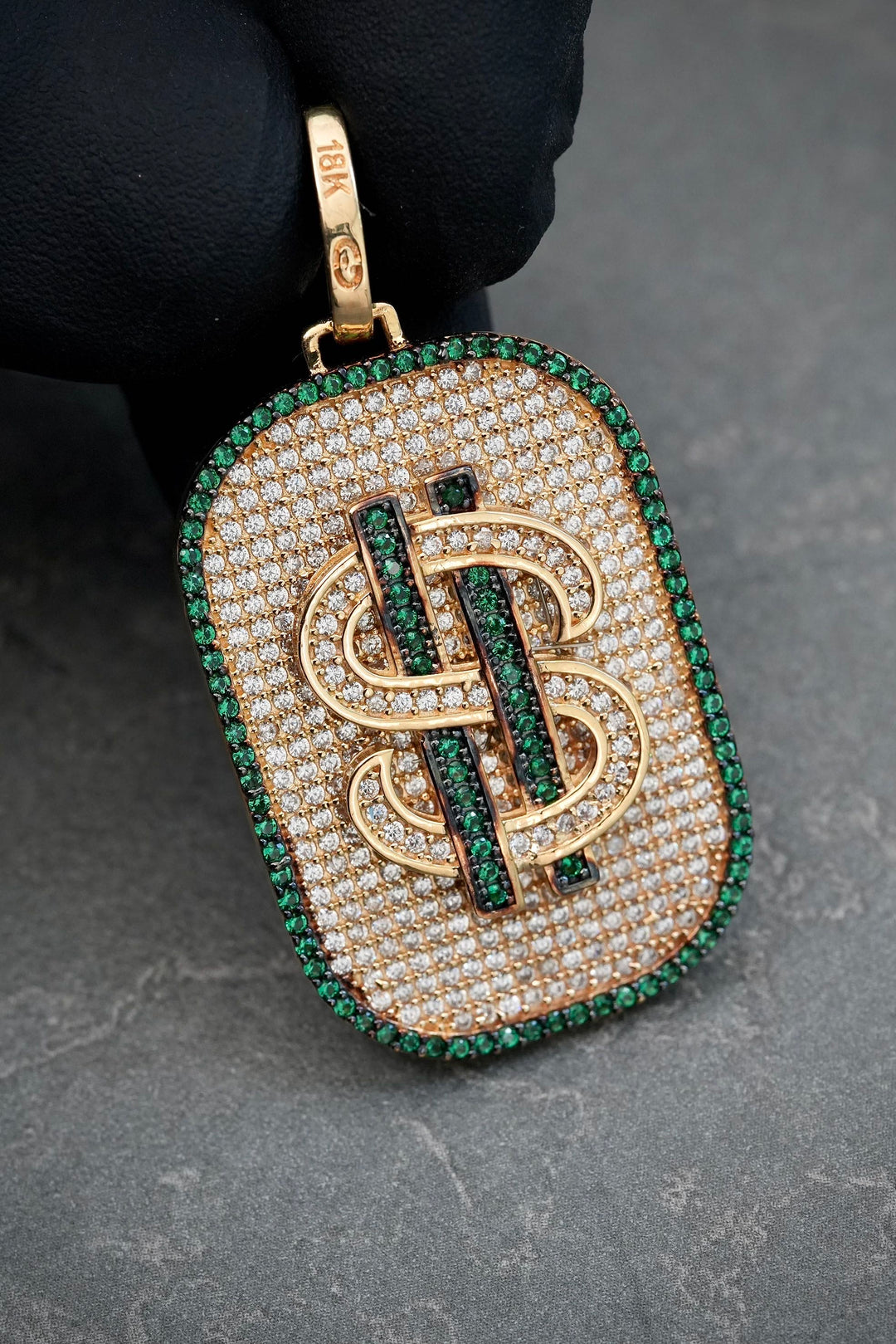 Dije signo peso con swarovski verde y blanco 9.8gr / Largo 4.5cm — Oro Amarillo