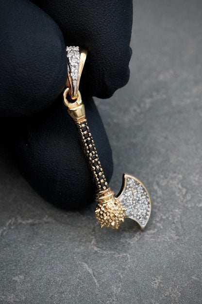 Dije hacha con swarovski blanco y negro 2.1gr / Largo 3.5cm / Oro Amarillo Nac M