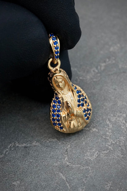 Dije virgen maria con swarovski azul 2.9gr / Largo 2.6cm — Oro Amarillo