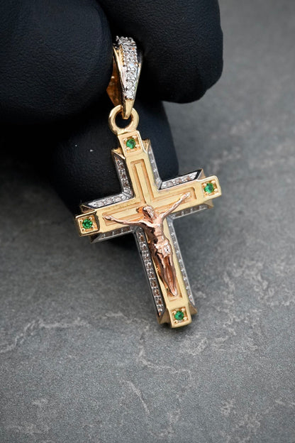 Dije cruz con cristo y swarovski blanco y verde 4.9gr / Largo 3.8cm — Oro Amarillo