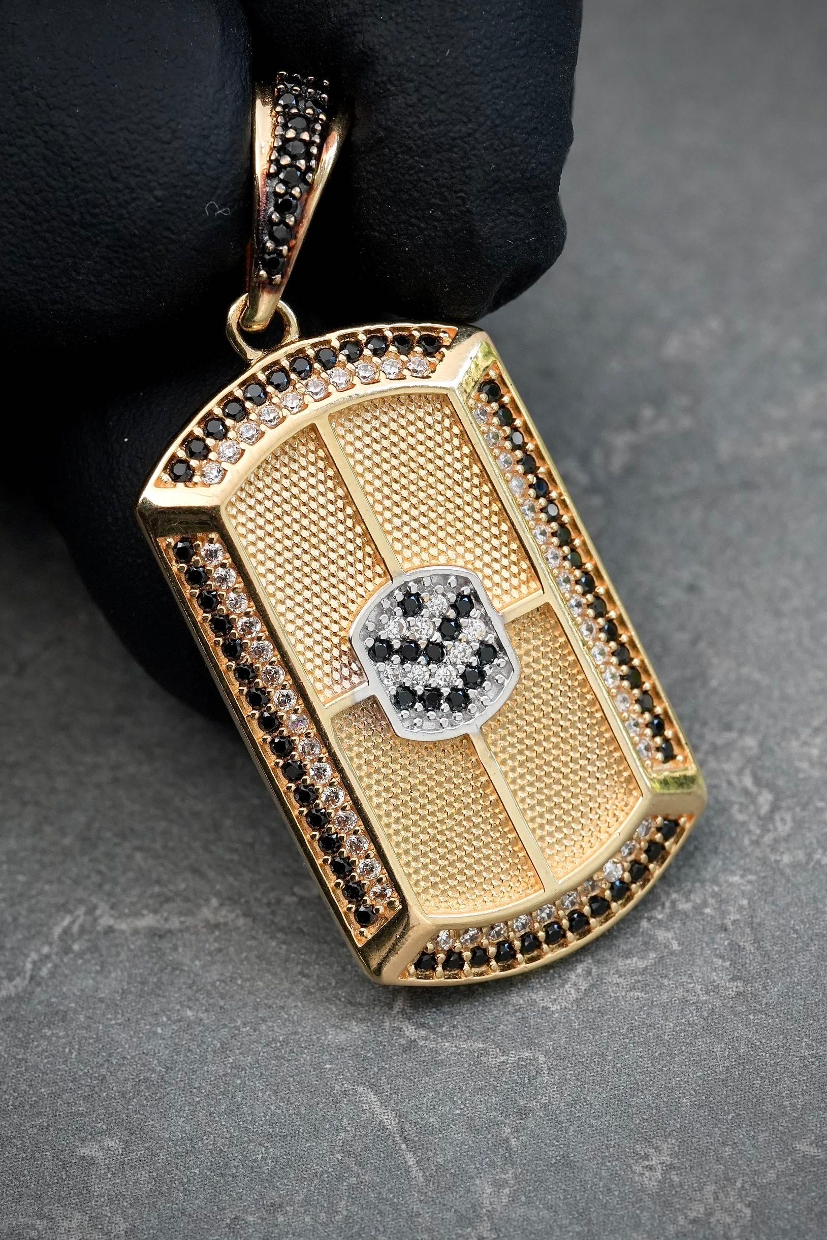 Dije placa con swarovski negro y blanco 5.85gr / Largo 4cm / Oro Amarillo Nac M