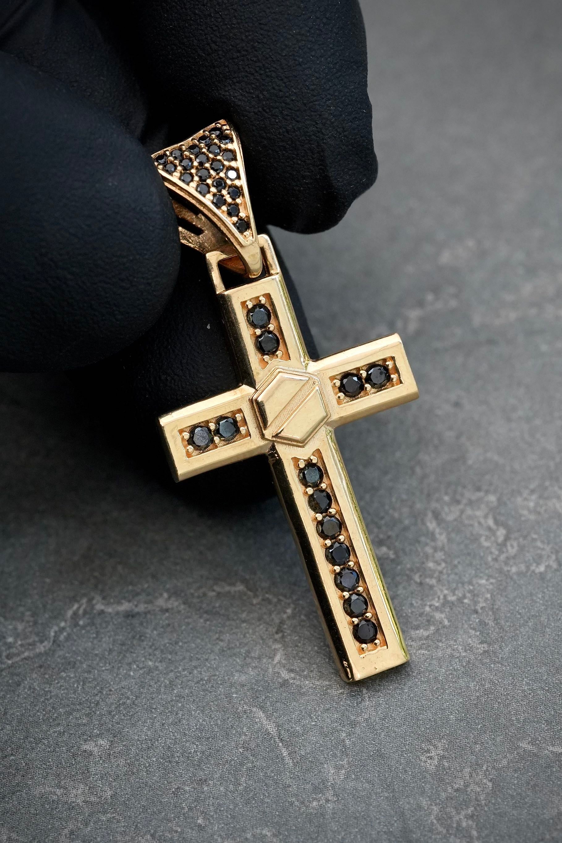 Dije cruz con swarovski negro 4.4gr / Largo 4cm — Oro Amarillo