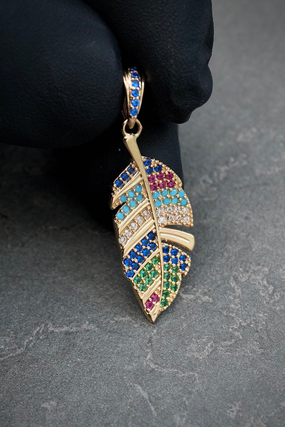Dije hoja con swarovski multicolor 2.25gr / Largo 3.3cm — Oro Amarillo