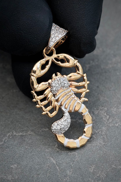 Dije escorpion con swarovski blanco 3.95gr / Largo 3.7cm — Oro Amarillo