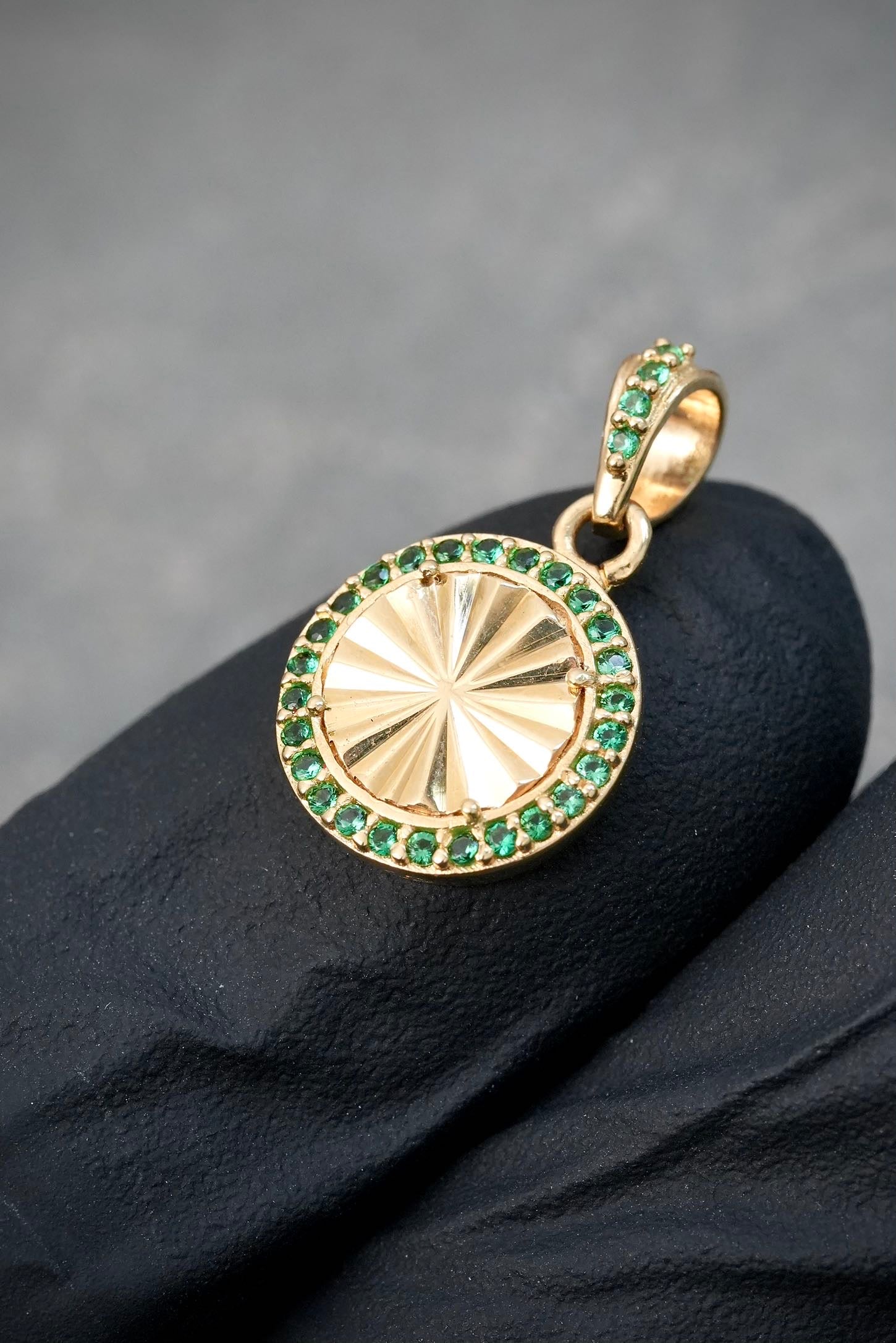 Dije diamantado con swarovski verde 1.55gr / Largo 1.8cm / Oro Amarillo Nac M