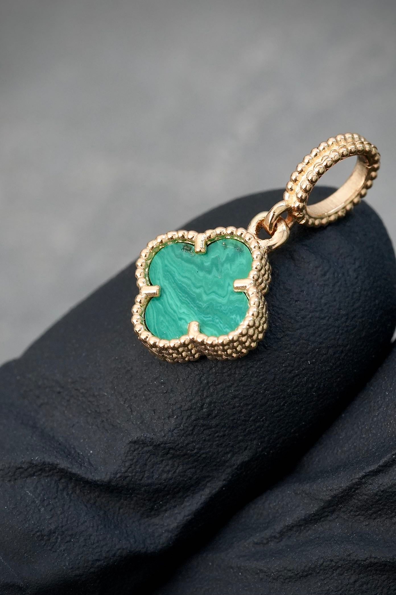 Dije lucky clover piedra verde 1.3gr / Largo 1.9cm / Oro Amarillo Nac M