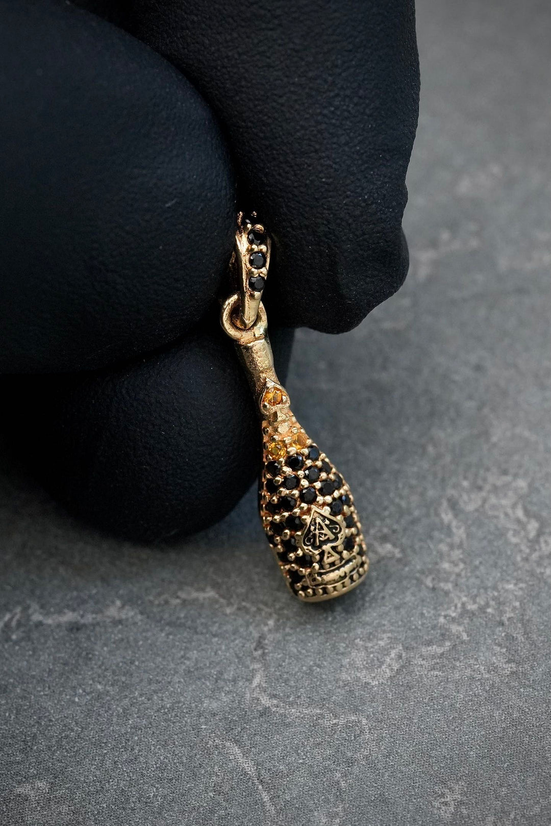 Dije botella con swarovski negro 1.45gr / Largo 2.3cm — Oro Amarillo